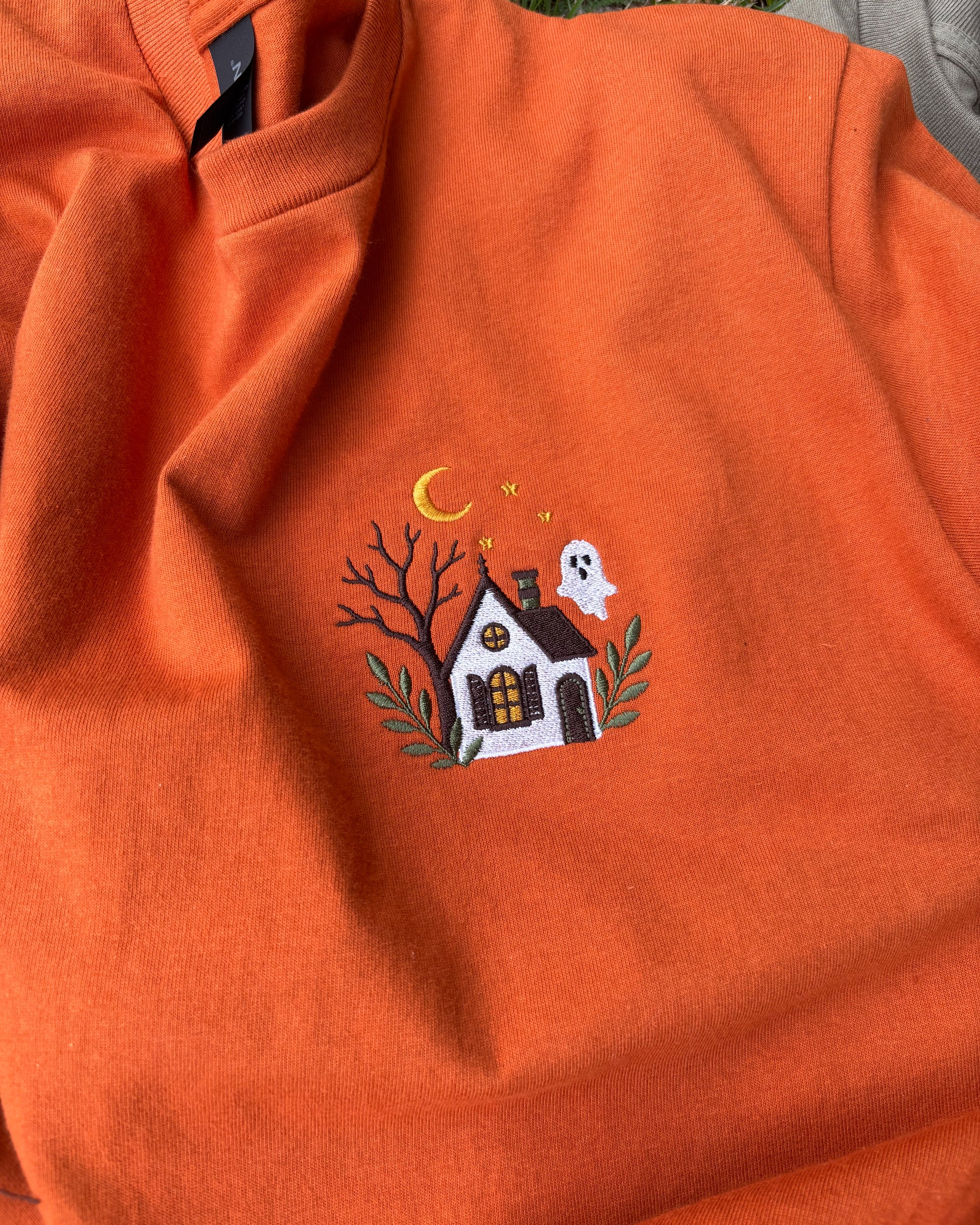 Brodeerattu t-paita haunted cabin